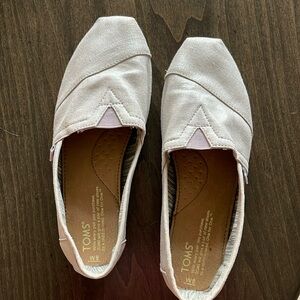 Tom’s size 8 sparkling pink shoes.